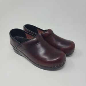 Dansko 37 Classic Clog Burgandy
